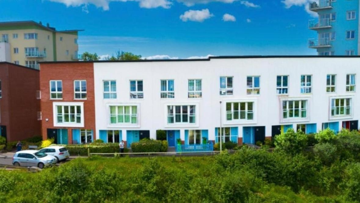 Trem Elai 4 Bed Townhouse With Spectacular Views 4 Miles From Centre 10mins By Train *